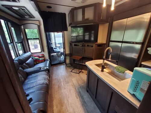 Newish luxury RV on private 8 acres on SUWANNEE
