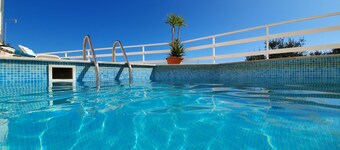 Penthouse Christina - Large Sun Terrace w Pool 300 meters beach/local amenities