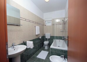 Dusche, Haartrockner, Bidet, Handtücher