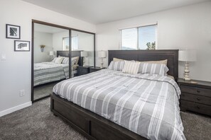 5 bedrooms, desk, WiFi, bed sheets