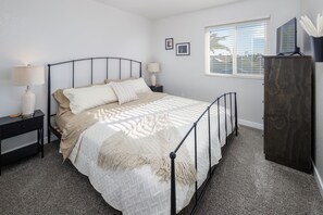 5 bedrooms, desk, WiFi, bed sheets
