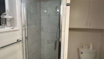 Ducha, secador de pelo, toallas, jabón