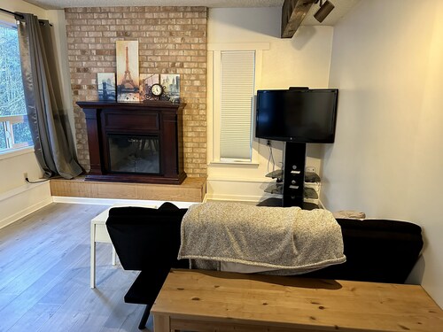 Getaway to a quiet neighborhood house (MIL suite) with garden & creek view