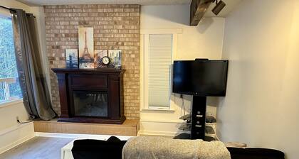 Getaway to a quiet neighborhood house (MIL suite) with garden & creek view