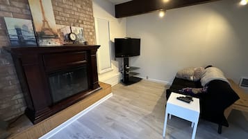 Smart TV, chimenea, libros