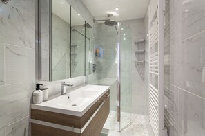 Shower, hair dryer, towels, soap - La maison de la faisanderie (Chantilly)