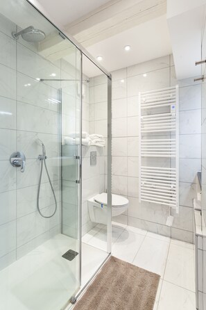 Douche, sèche-cheveux, serviettes fournies, savon