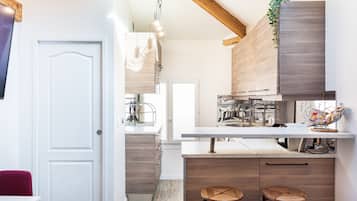 Een koelkast, een microgolfoven, een oven, een vaatwasser