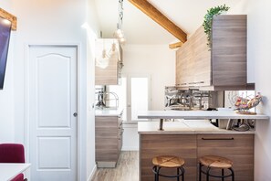 Réfrigérateur, four à micro-ondes, un four, lave-vaisselle