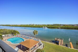 Property grounds - Bayshore Yacht & Tennis 409 -Stunning Condo, Panoramic Views (Indian Shores)