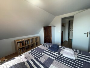 2 bedrooms, iron/ironing board, travel cot, free WiFi
