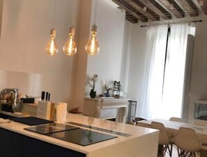 Highchair, dining tables - Le Marais Historique rue des Rosiers (Paris)