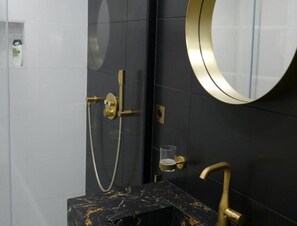 Shower, hair dryer, towels, soap - Le Marais Historique rue des Rosiers (Paris)