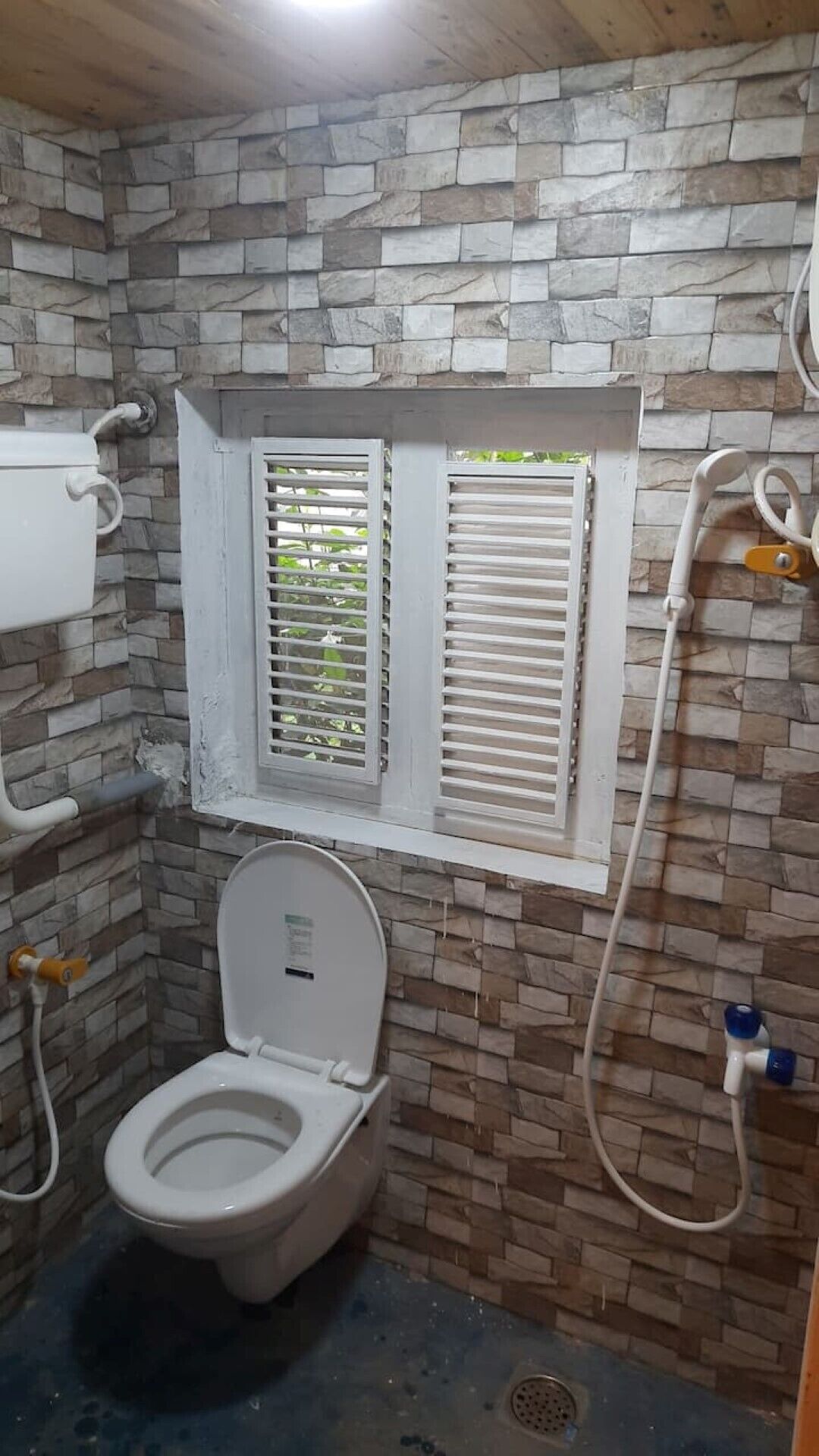 Chuveiro, toalhas de banho