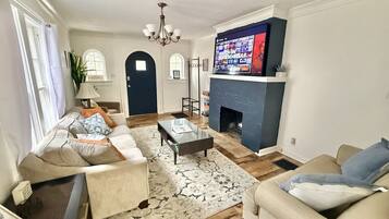 Een televisie, een open haard, videogames en Netflix