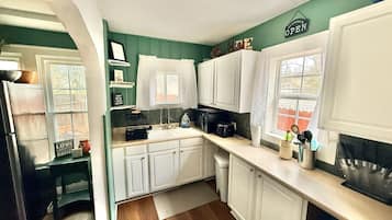 Kjøleskap, mikrobølgeovn, ovn og kokeplater