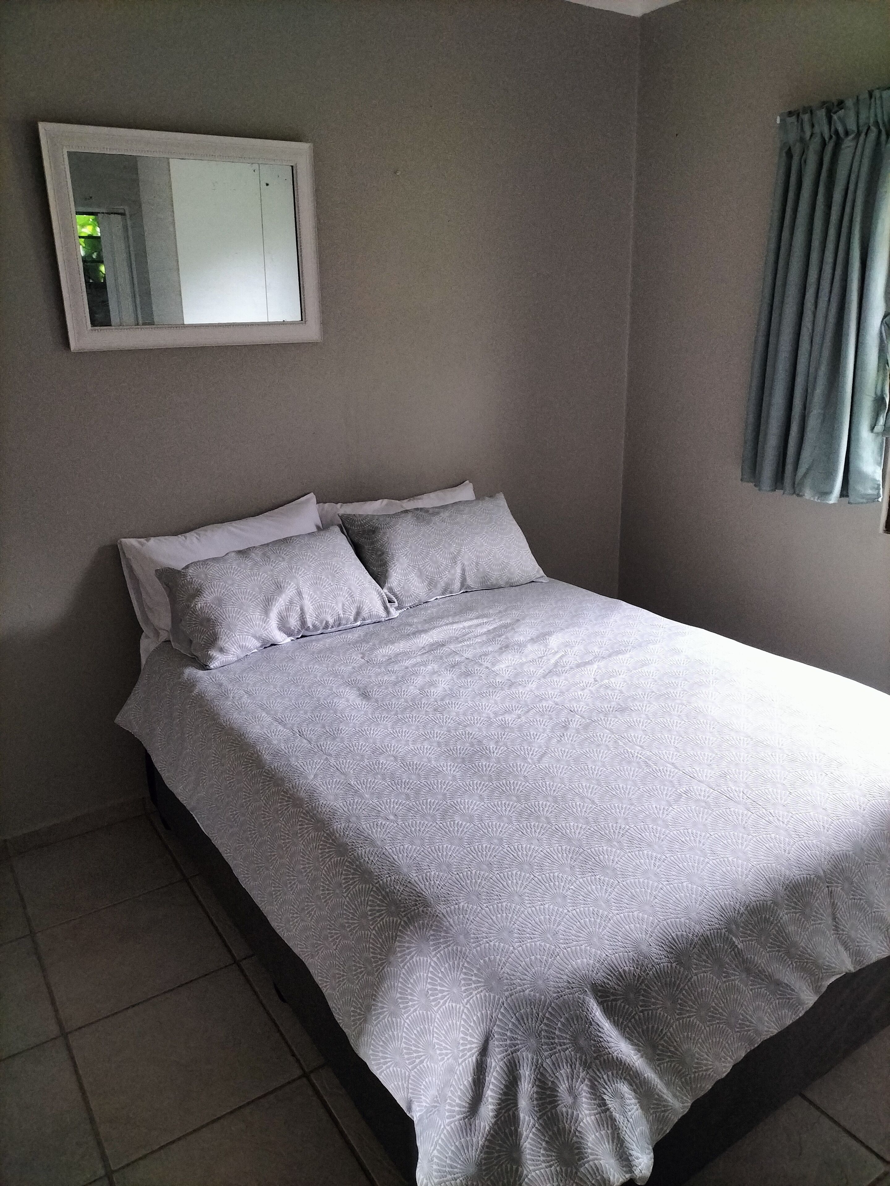 1 habitación, tabla de planchar con plancha y wifi 