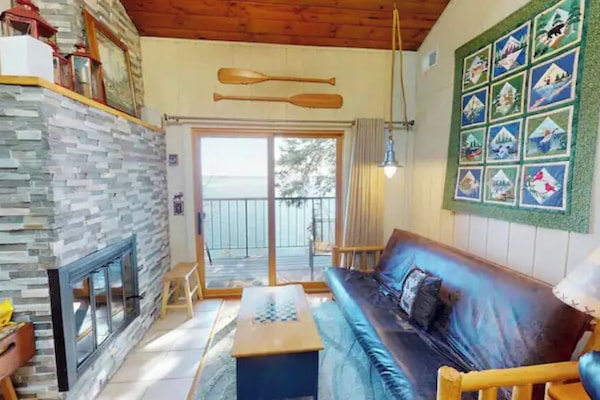 Televisie, een open haard, een dvd-speler en tafelvoetbal