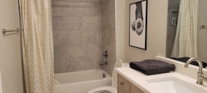 淋浴设施、吹风机、毛巾、肥皂