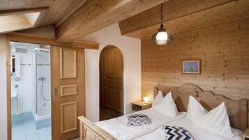 Comfort Double Room | Bathroom | Slippers