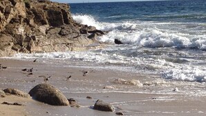 A rocky coastline with waves crashing onto the shore. - Gîte 4 people -  2 swimming pools (1 with telescopic dome) - The beach on foot (Trégunc)