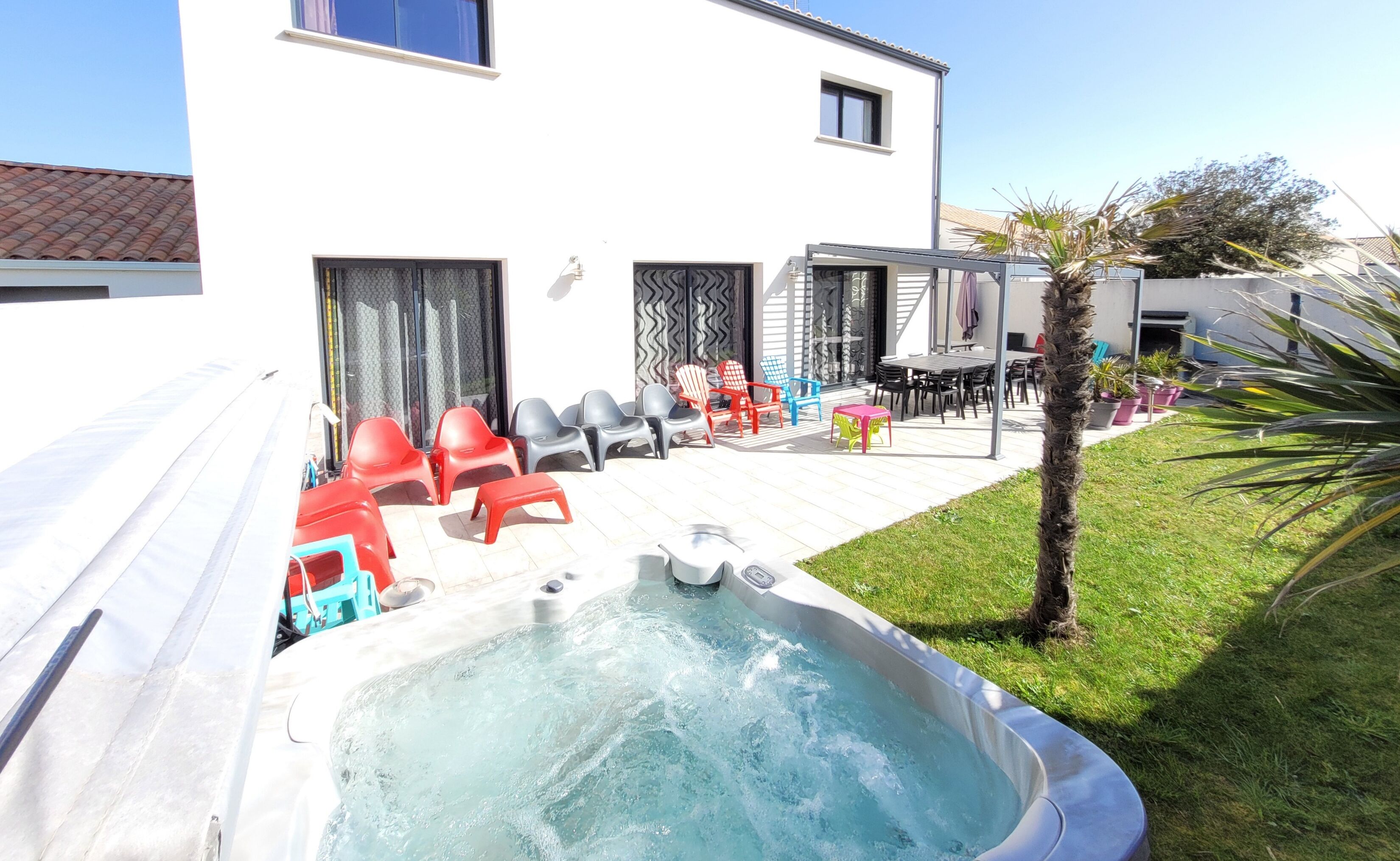 Outdoor spa tub
