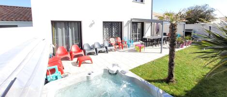 Outdoor spa tub