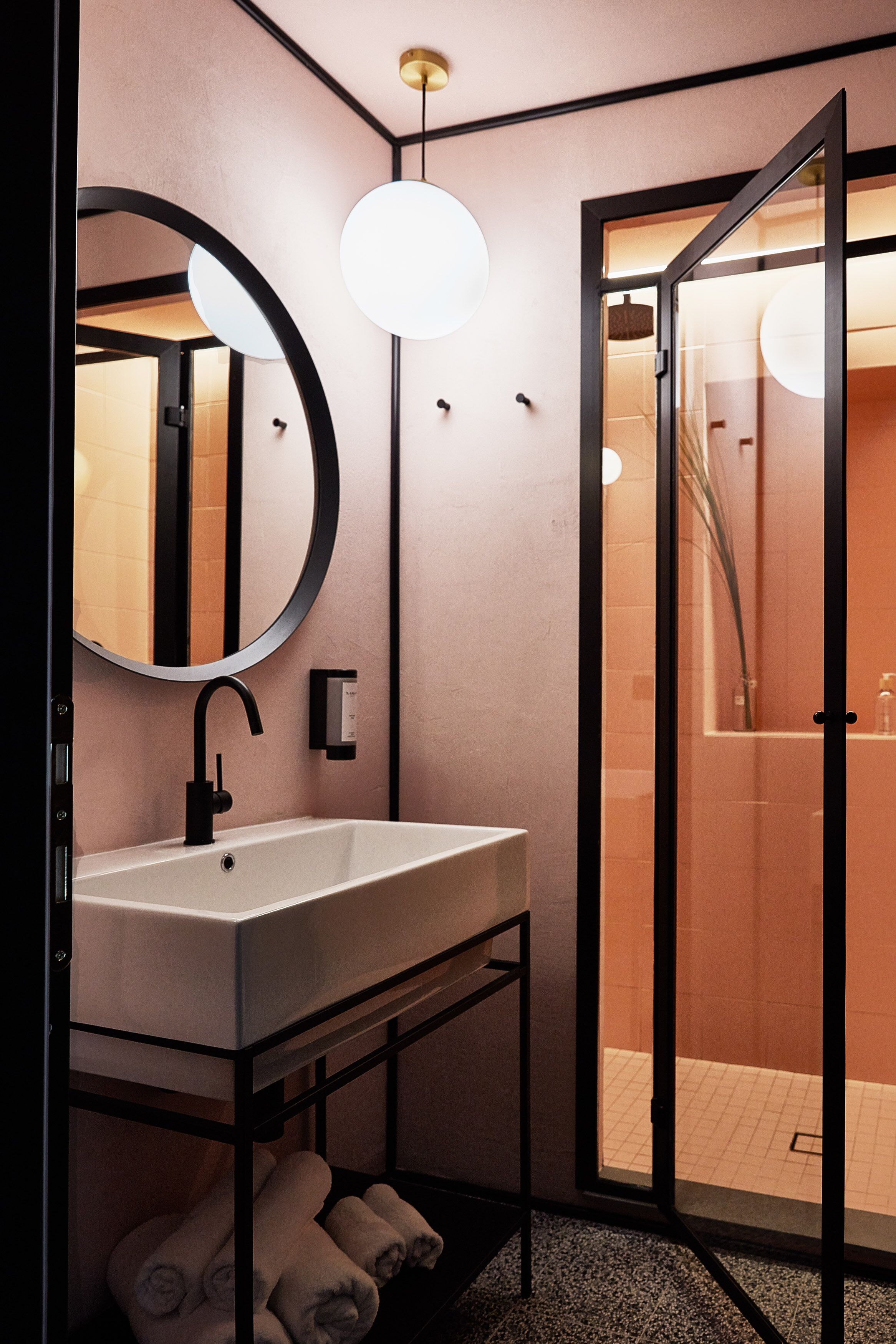Douche, sèche-cheveux, bidet, serviettes fournies