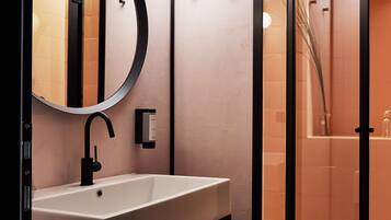 Douche, sèche-cheveux, bidet, serviettes fournies