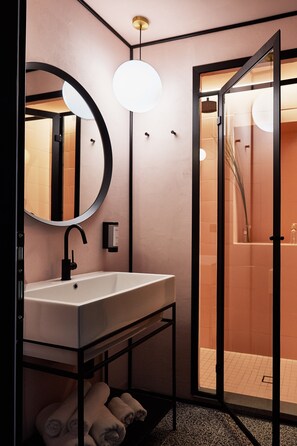 Shower, hair dryer, bidet, towels - NAMAN HOTELLERIE - MARGUTTA BOUTIQUE HOTEL IN THE CENTER OF ROME (Roma)
