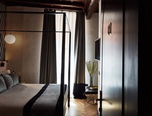 5 bedrooms, travel cot, WiFi, bed sheets