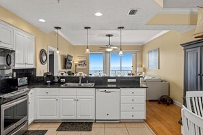 Réfrigérateur, four à micro-ondes, un four, surface de cuisson