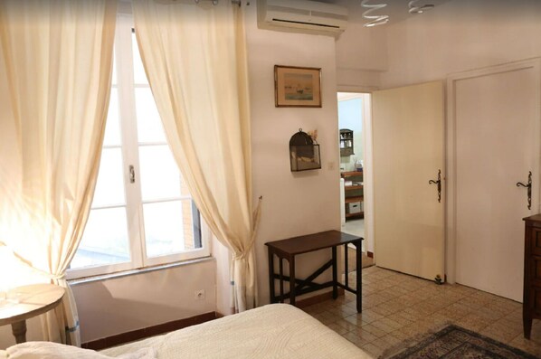 1 habitación, tabla de planchar con plancha, wifi gratis y ropa de cama