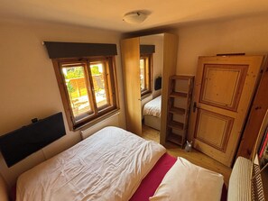 2 bedrooms, iron/ironing board, bed sheets