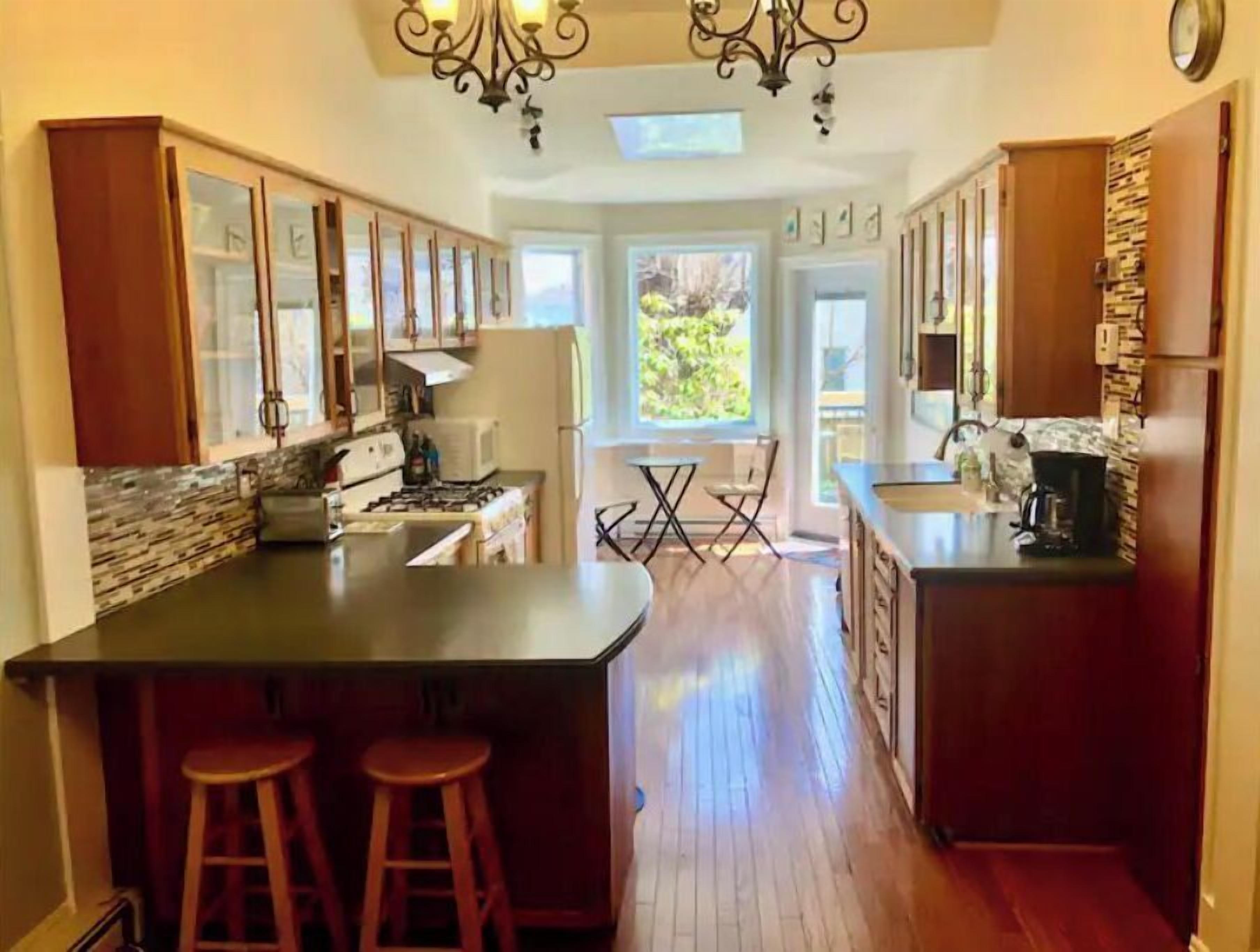 Mikrobølgeovn og spisebord