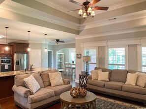 Smart TV, fireplace, video games, ping pong - Beautiful House on the River! Book now for Spring & Summer 2025! (Pangburn)