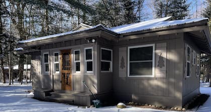 Peaceful Pines Cottage 5 minutes from Old Forge