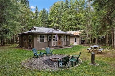 Peaceful Pines Cottage 5 minutes from Old Forge - Lake Access to Lake Tekini