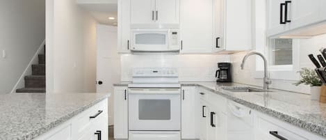 Frigorifero, microonde, forno, piano cottura