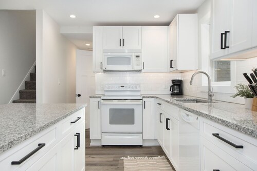 Sleeps 10-Hot Tub-Close to Downtown-Resort Pool