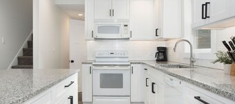 Sleeps 10-Hot Tub-Close to Downtown-Resort Pool