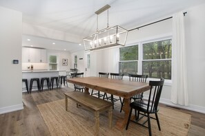 Dining - Sleeps 10-Hot Tub-Close to Downtown-Resort Pool (Saugatuck Township)