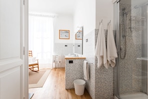 Jetted tub, hair dryer, bidet, towels