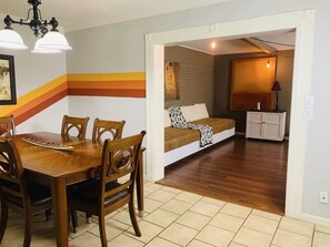 Interior - Maple Tree House - 3 miles from stadium, tucked away from traffic (Northport)
