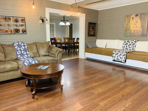 Maple Tree House - 3 miles from stadium, tucked away from traffic