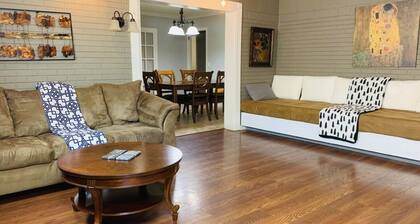 Maple Tree House - 3 miles from stadium, tucked away from traffic