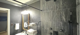 Maple Tree House - 3 miles from stadium, tucked away from traffic