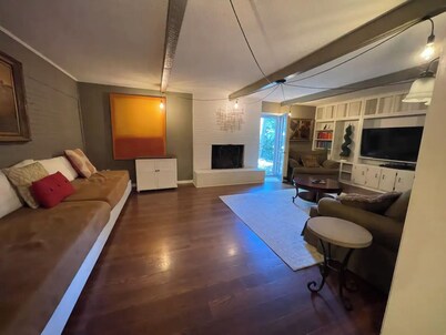 Maple Tree House - 3 miles from stadium, tucked away from traffic