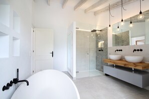 Badewanne, Haartrockner, Handtücher