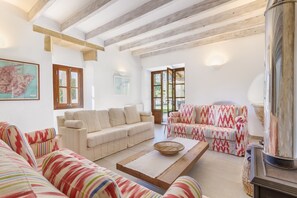 Een flatscreentelevisie en een open haard